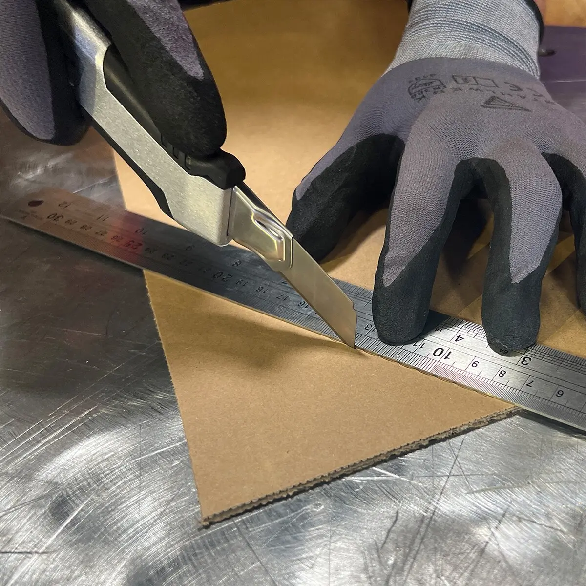 premium-cuttermesser-cutter-teppichmesser-sicherheitsmesser-paketmesser-18mm-pcm181st-3er-set8.webp